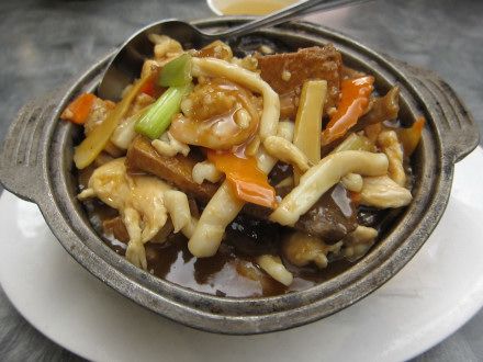 Bean curd with assorted meat hot pot