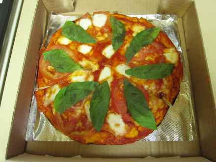 Pizza margherita with red sauce