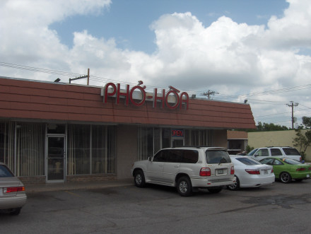 This restaurant was formerly known as Pho Hoa, but as of 2011 it is named Phő Liên Hòa